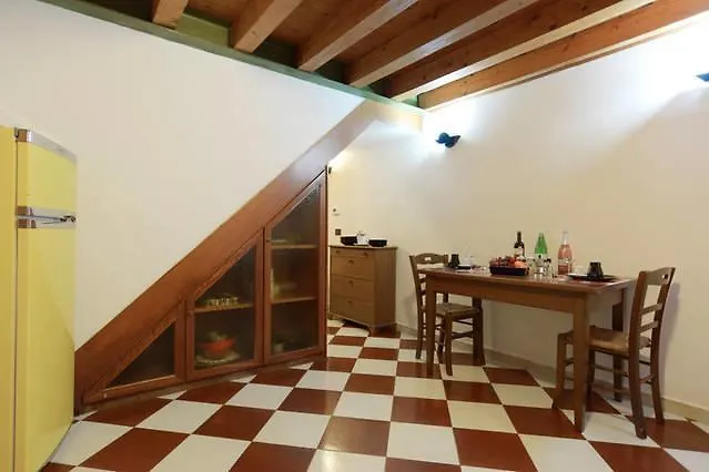 Apartment Calle Dei Ormesini Venice Italy